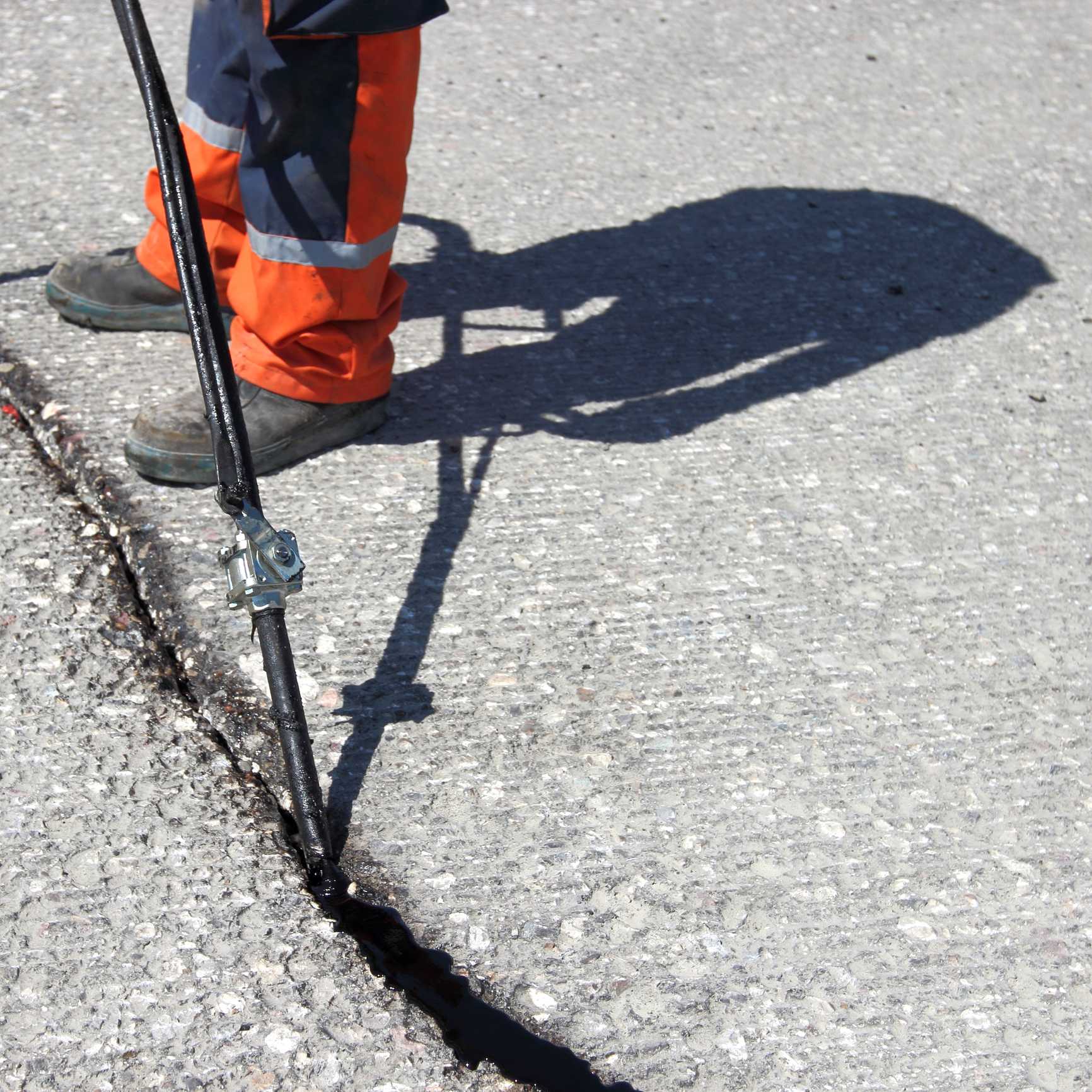 Filling an asphalt crack