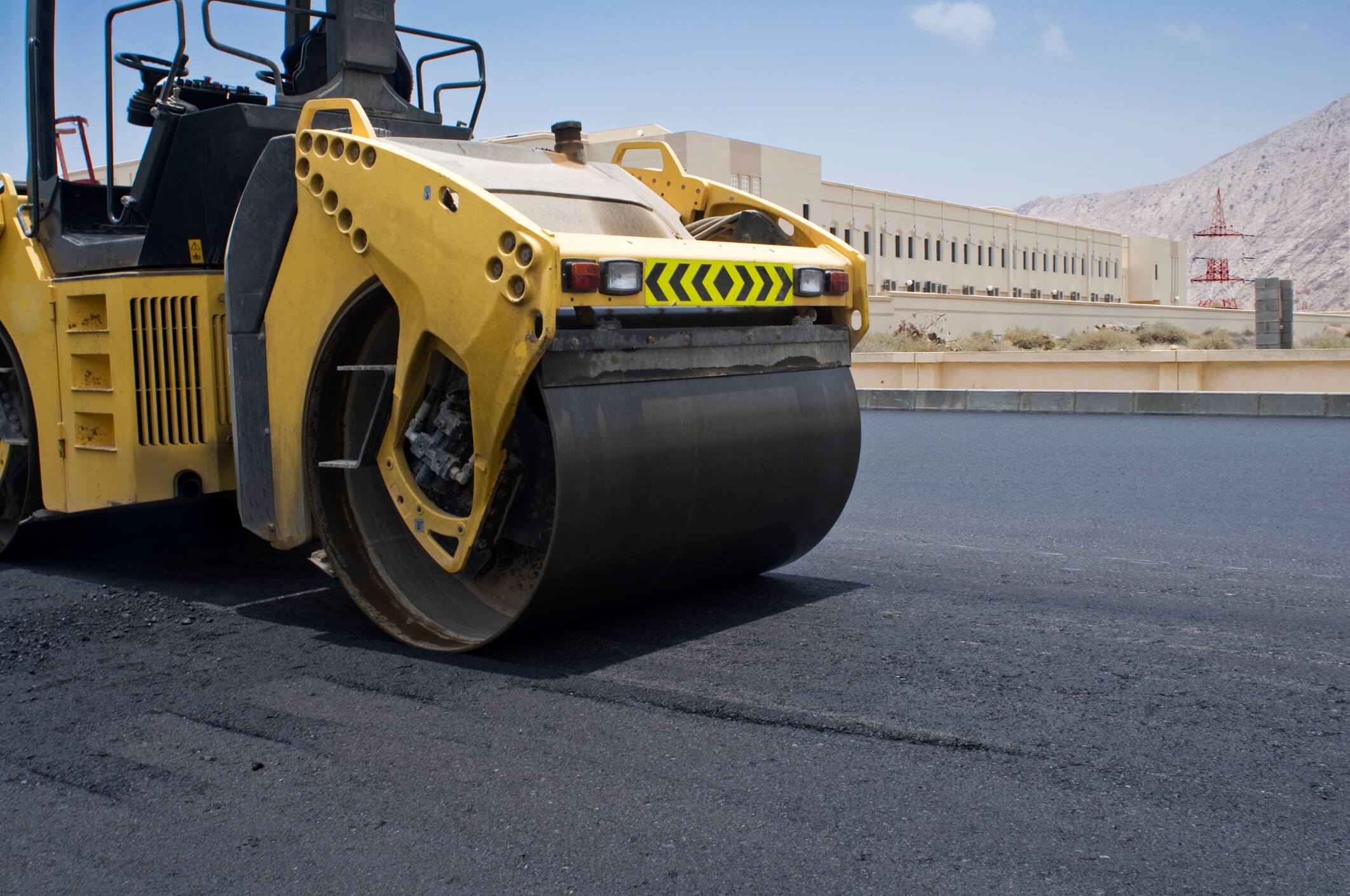 Roller evening out new asphalt